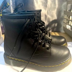 Toddler , dr martens size 9 black excellent condition
